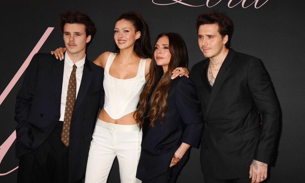 Cruz Beckham, Nicola Peltz Beckham, Victoria Beckham i Brooklyn Beckham