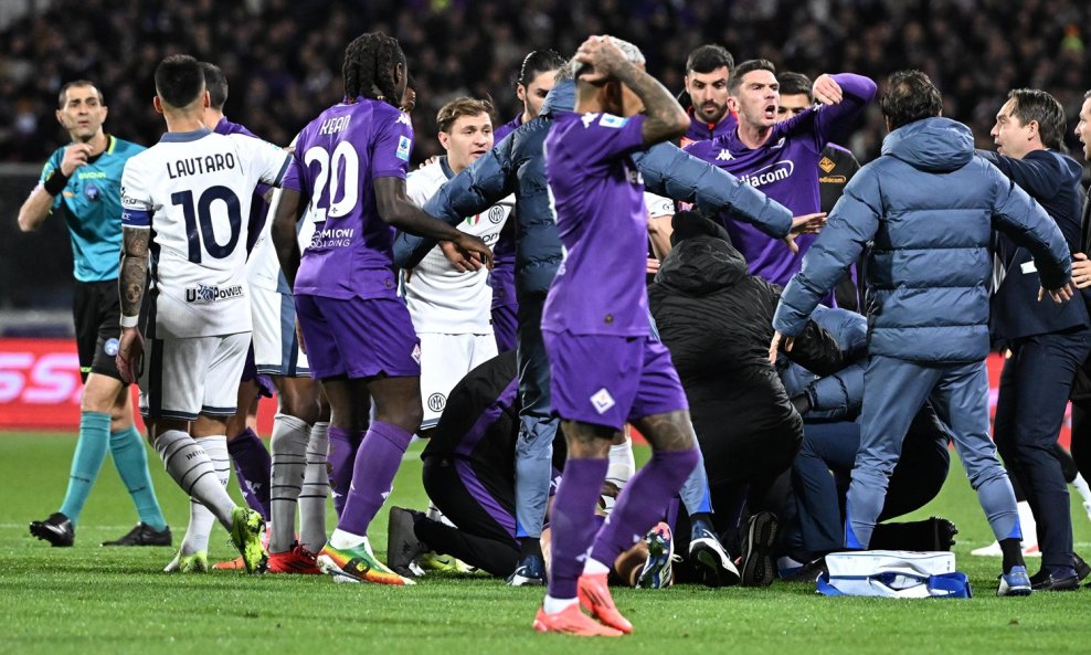 Edoardo Bove leži na travnjaku, a liječnici mu spašavaju život