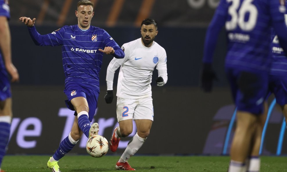 Luka Stojković (s loptom)