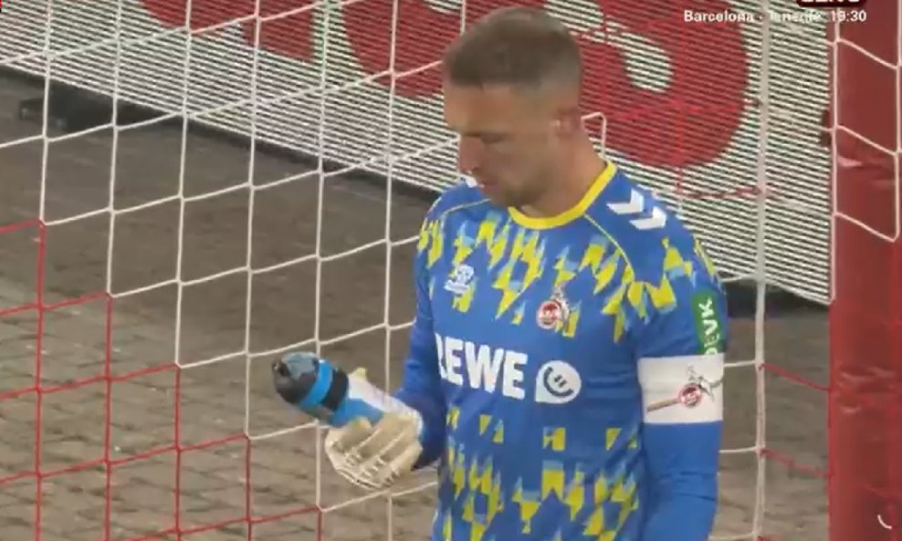 Golman Kölna čita s bočice