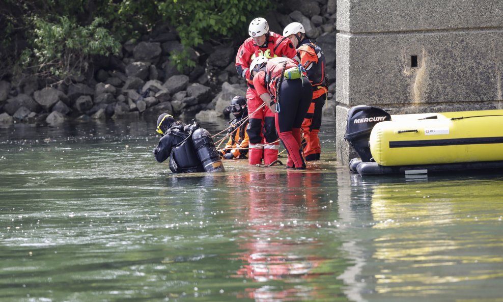Potraga u rijeci/Ilustracija