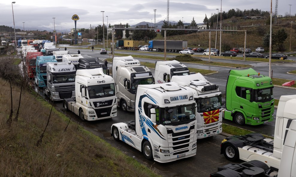 Prosvjed kamiondžija zbog novih europskih pravila prostiru se duž europskih granica