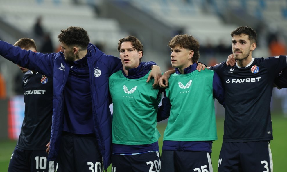 Robert Mudražija (treći zdesna)