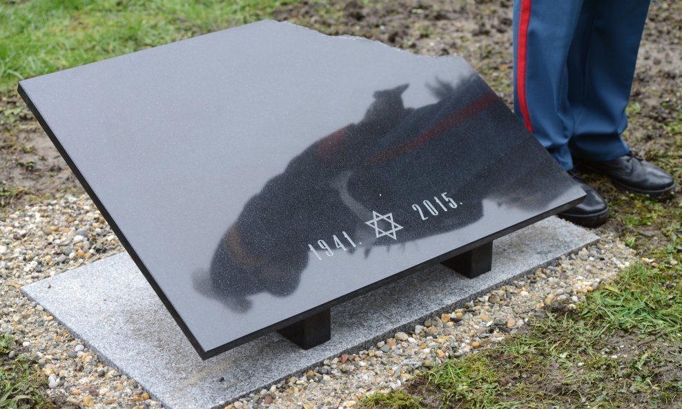 memorijalna ploca svim preminulim članovima Židovske zajednice u Varaždinu