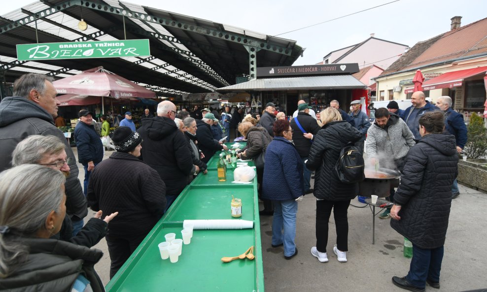 Jedan od prizora s bjelovarske tržnice 2024. godine