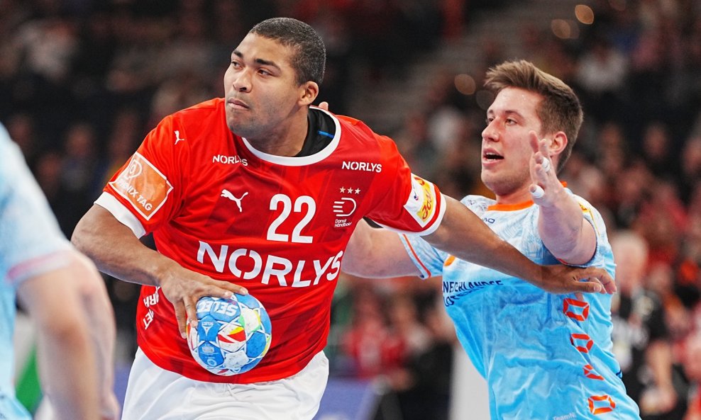 Mads Mensah (u crvenom dresu)