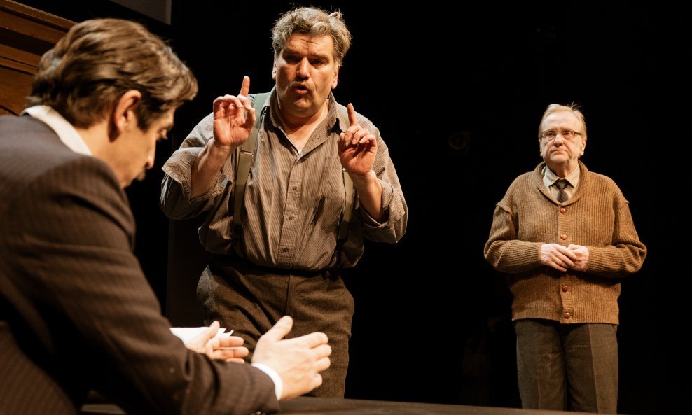 Sa svim svojim predispozicijama za uspješnu proizvodnju guste, nelagodne komedije, predstava se ne uspijeva maknuti od usporenog tempa komorno, televizijski pisanih predložaka