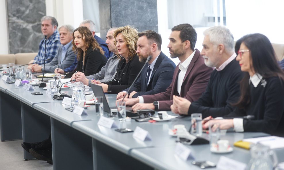 Pregovori Vlade i sindikata javnih službi još nisu dovršeni