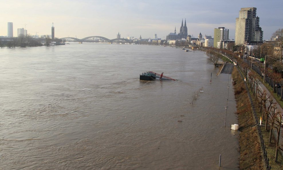 Putnički brod na rijeci Rajni udario je o stup viadukta autoceste u blizini njemačkog grada Duisburga
