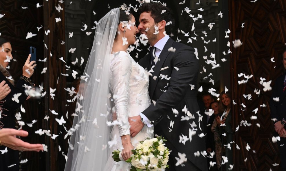 mladenka se odlučila za profinjeni kroj koji prati liniju tijela