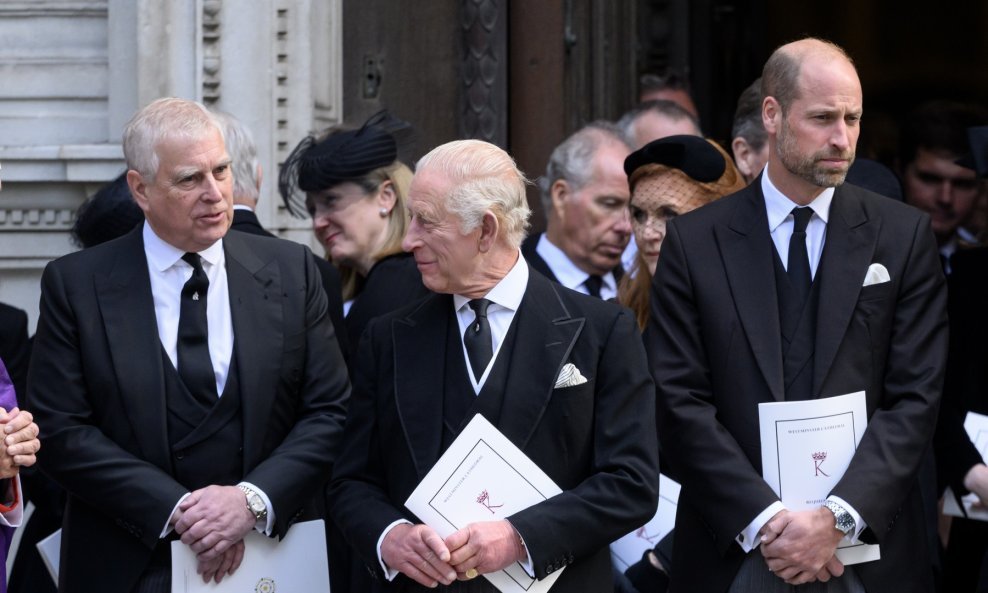 Bivši princ Andrew, kralj Charles i Princ William