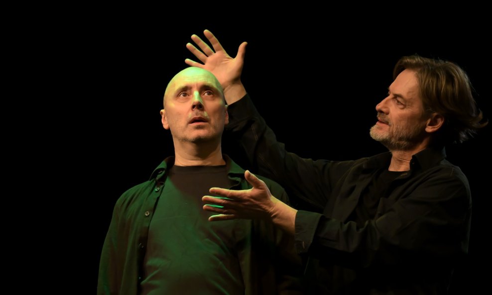 Dvojica glumaca različitih kazališnih iskustava grade scenski dijalog o glumačkom identitetu, strahovima i dvojbama koje prate profesiju