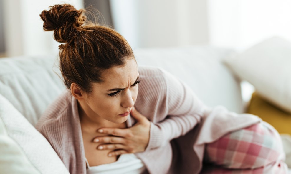 Kašalj je refleks kojim tijelo izbacuje zrak iz dišnih putova kako bi zaštitilo pluća od iritansa.