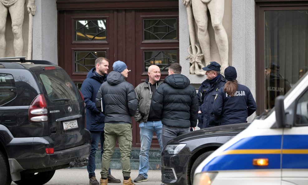 Policija ispred prostorija stranke Možemo