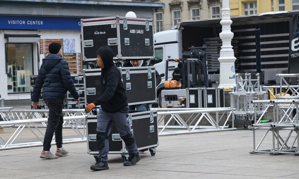 Postavljanje bine na glavnom Trgu gdje će biti organiziran doček rukometaša