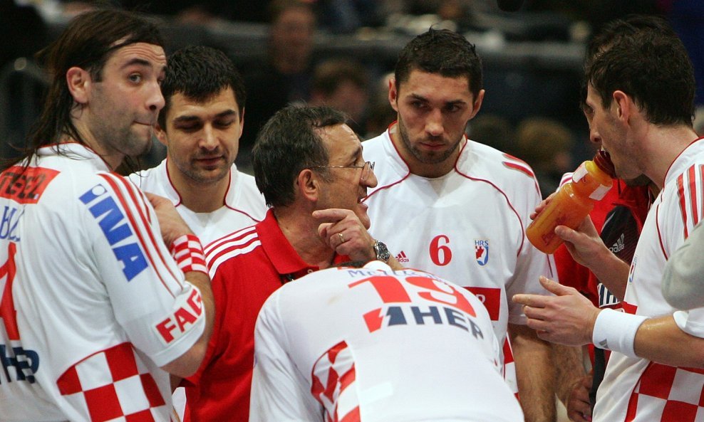 Lino Červar okružen reprezentativcima Balićem, Sulićem, Lackovićem, Džombom