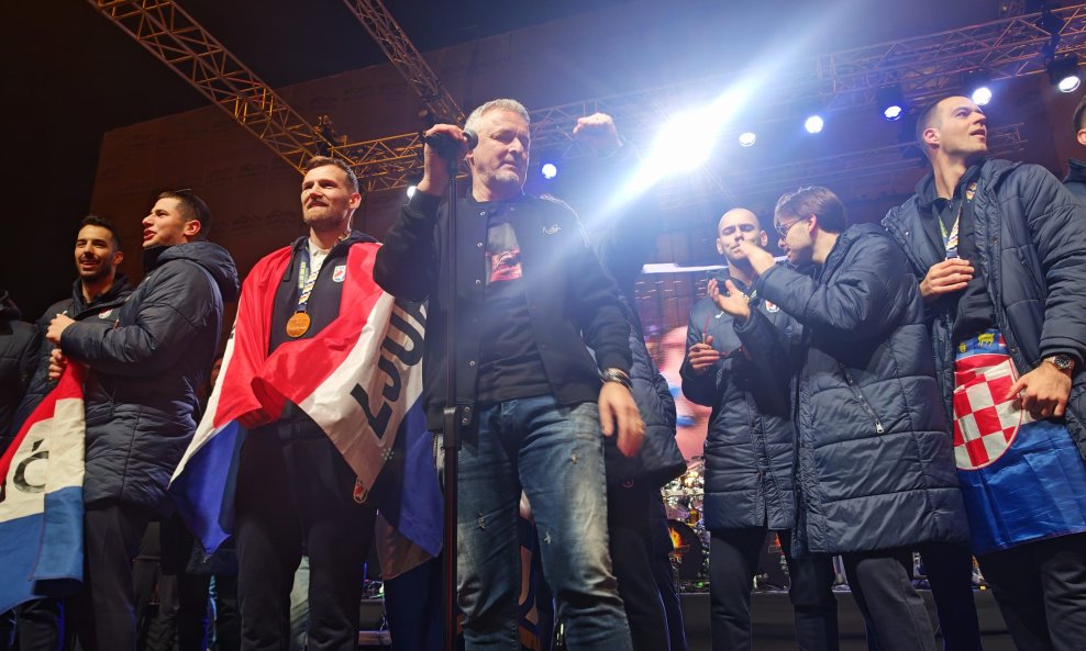 Doček brončanih rukometaša na Trgu bana Jelačića, Marko Perković Thompson pjeva