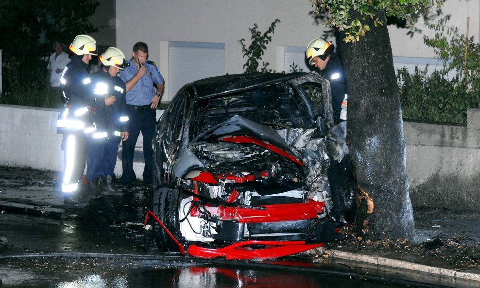 prometna auto u stablo