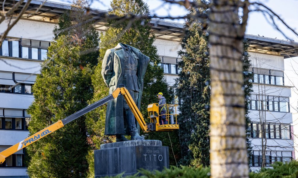 Djelatnici komunalne službe u Velenju vraćaju glavu Josipu Brozu Titu