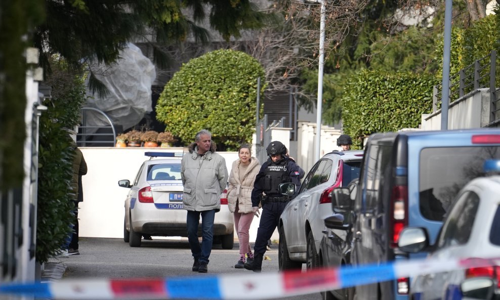 Na kuću Zdravka Čolića na Dedinju bačena je bomba