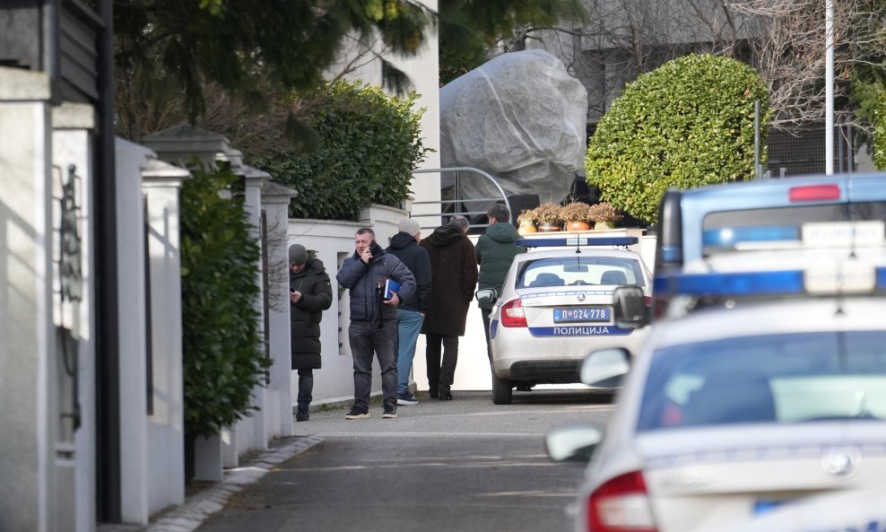 Na kuću Zdravka Čolića na Dedinju bačena je bomba