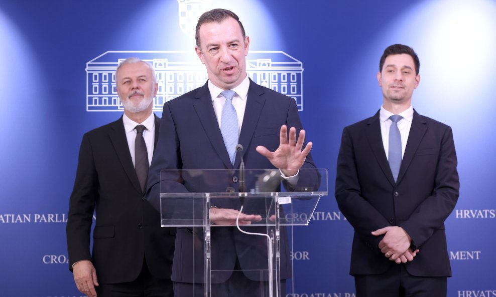 HDZ reagirao na optužbe za protuustavnost oko dočeka rukometaša