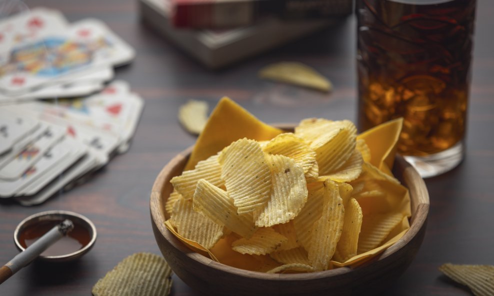 Cigarete i ultraprerađena hrana - Ilustracija