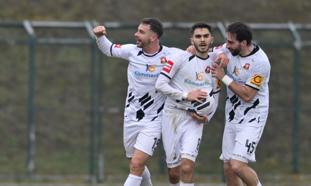 Iker Pozo sa suigračima protiv Hajduka