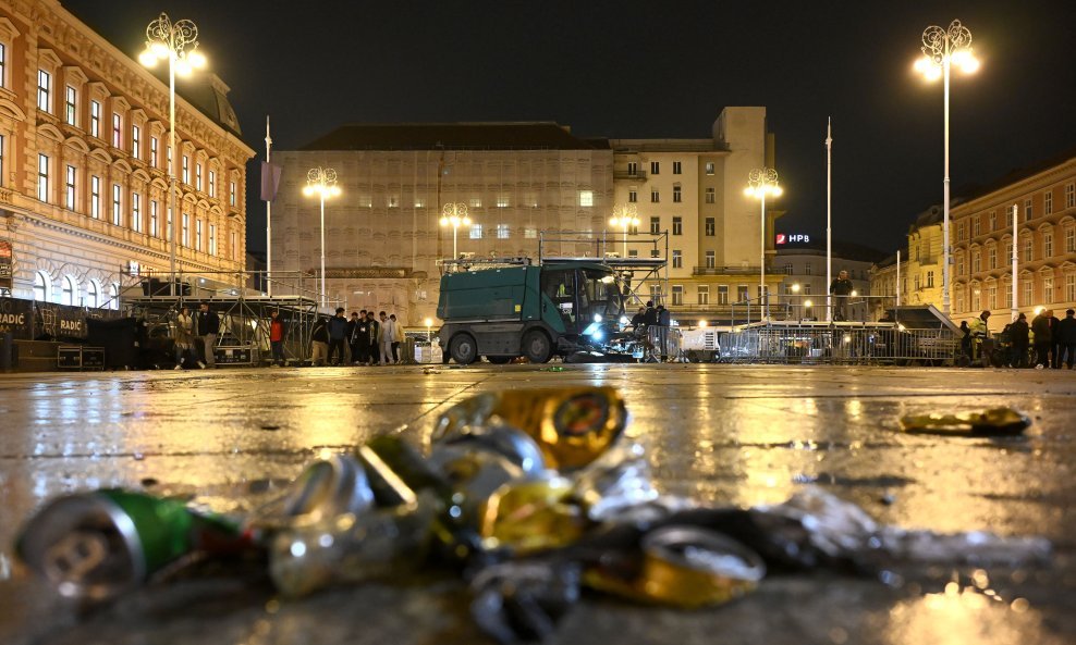 Djelatnici Čistoće čiste Trg bana Jelačića nakon dočeka