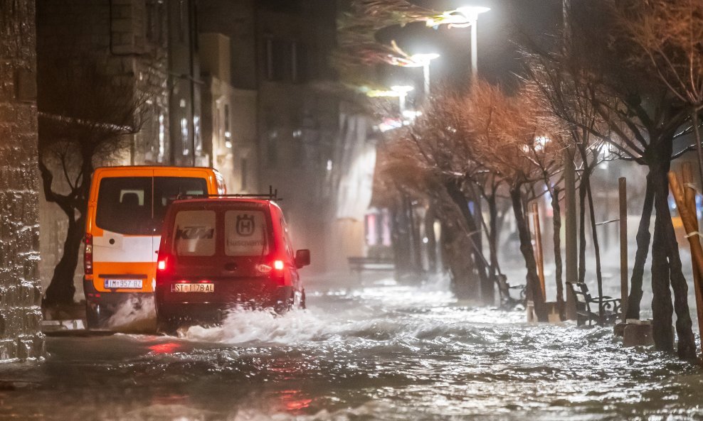 Dalmaciju je pogodila ciklonalna plima kakva se ne pamti zadnjih desetljeća