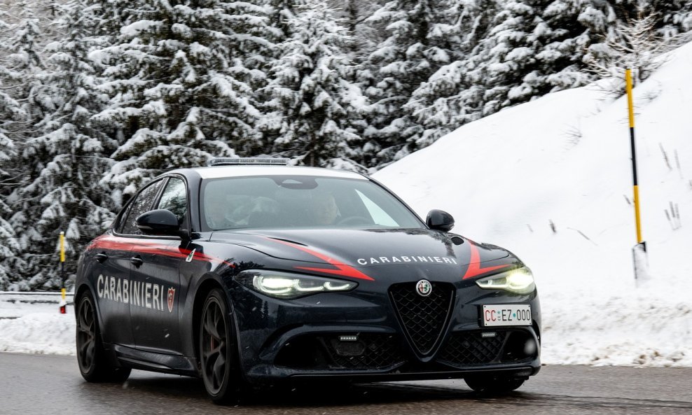 Giuliju Quadrifoglio u službenoj livreji karabinjera pokreće snažni 2.9 V6 motor od 520 KS, koji utjelovljuje cjelokupnu sportsku tradiciju Alfa Romea