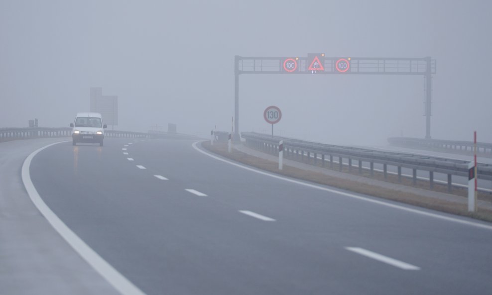 Magla na cesti - ilustracija