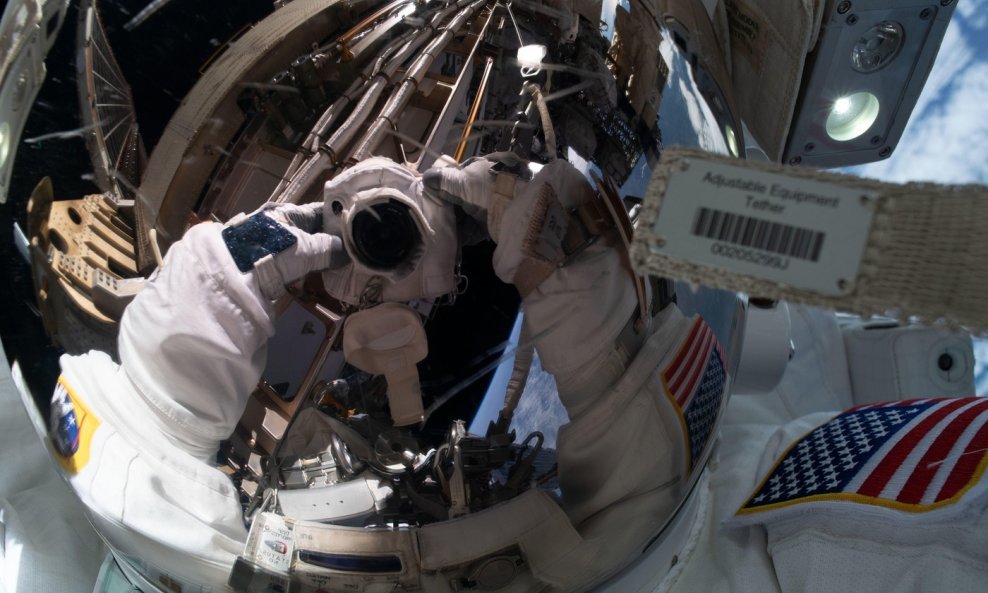 Astronautkinja Jessica Meir snimila je selfie tijekom svemirske šetnje 2019. godine