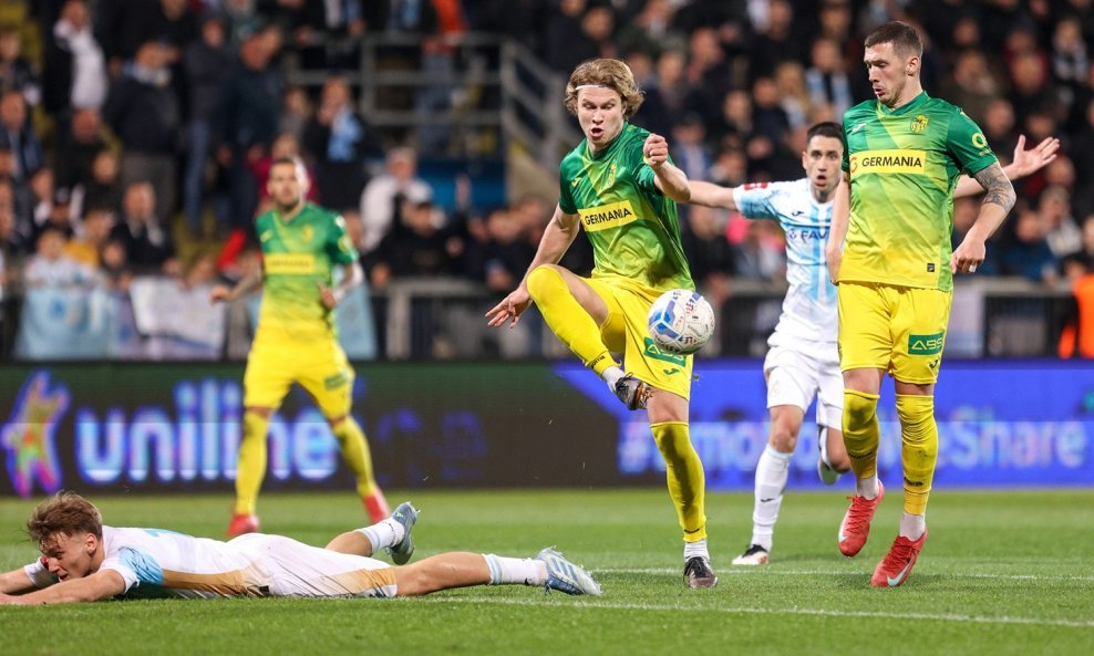 Ville Koski (s loptom)