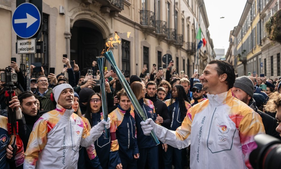 Zlatan Ibrahimović nosi olimpijski plamen tijekom posljednjeg dana štafete baklje za Zimske olimpijske igre 2026. u Milanu