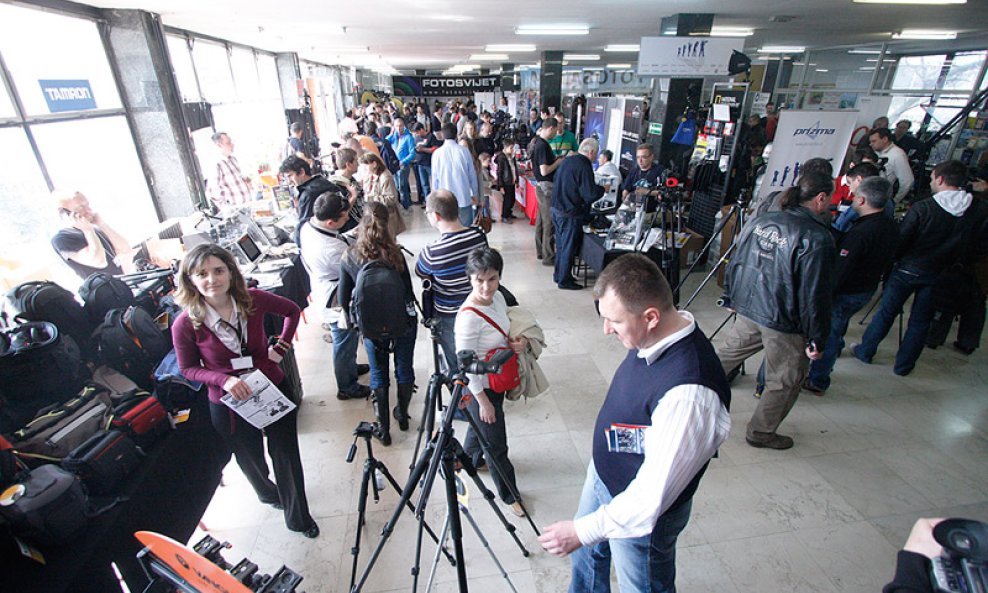 (02) S prosjekom od vise 1000 posjetitelja i 40 izlagaca iz Hrvatske i inozemztva, zagrebacki fotosajam je najveci dogadaj ovog tipa u ovom dijelu Europe