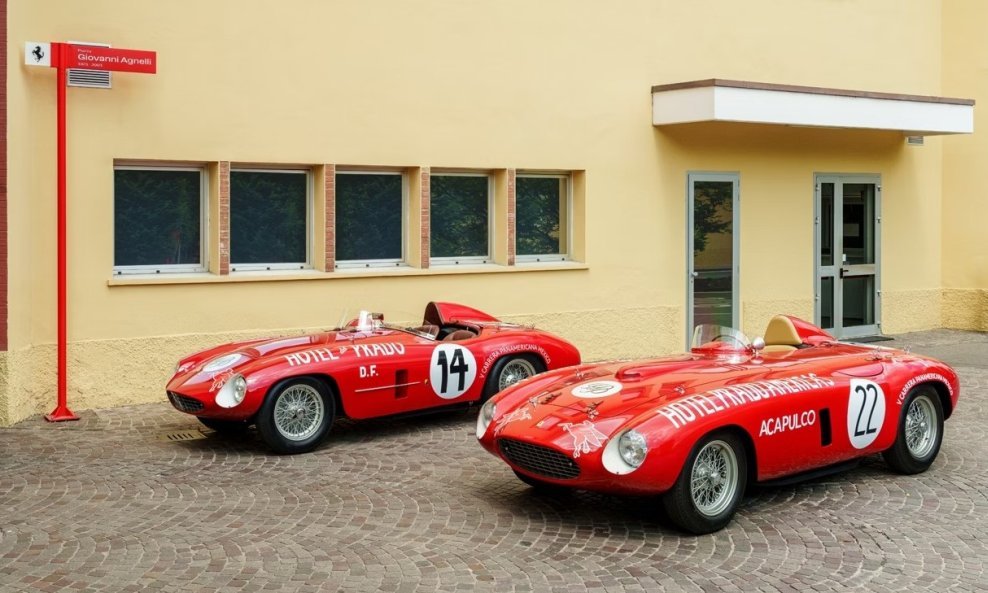 Ferrari 250 Monza s brojem 22 i  Ferrari 750 Monza s brojem 14