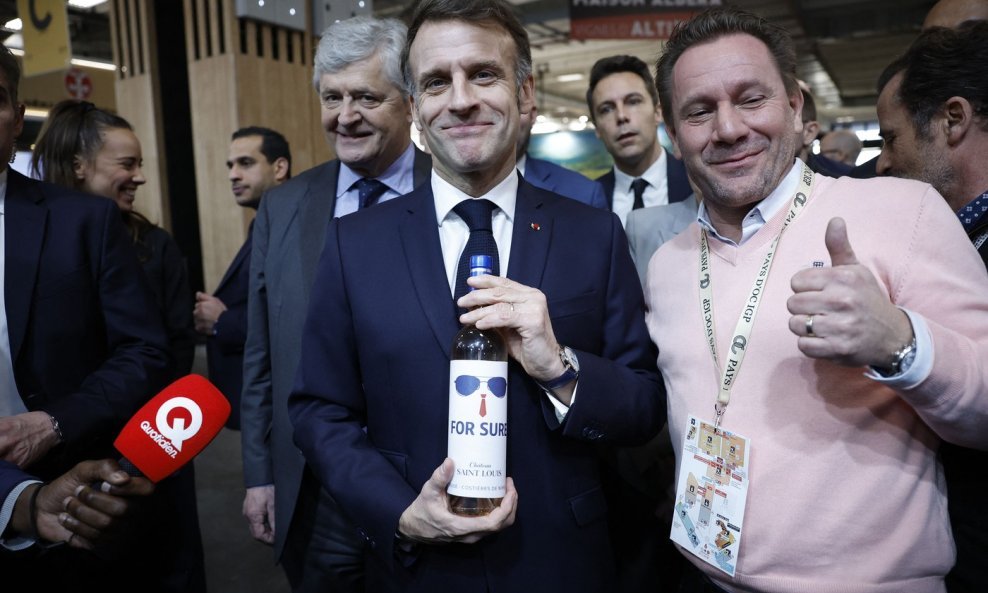 Emmanuel Macron s vinom 'For sure'