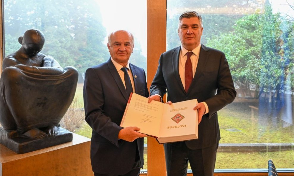 Klub ratnih zapovjednika predstavio Monografiju 5. brigade 'Sokolovi' predsjedniku Zoranu Milanoviću