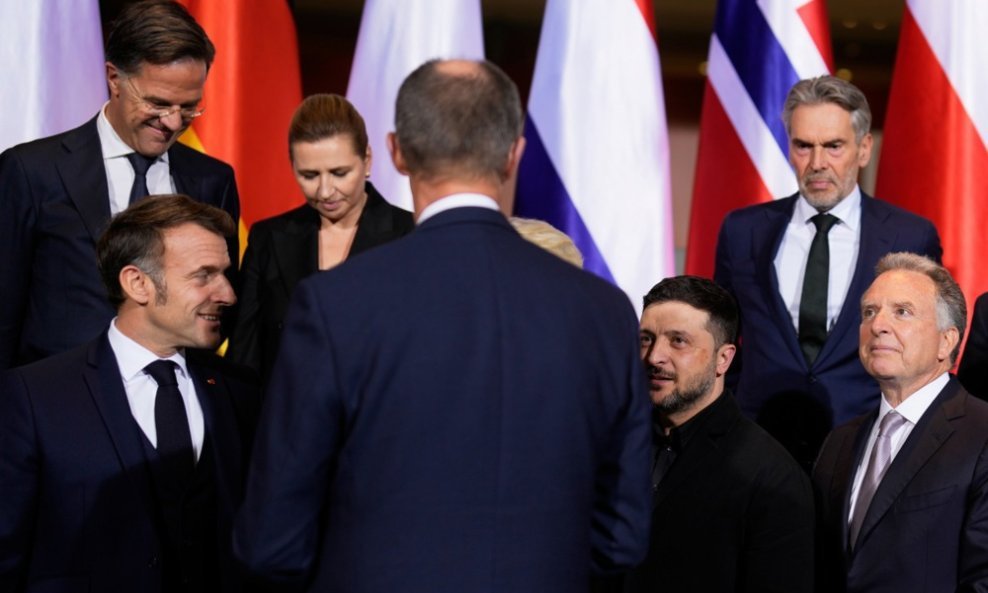 Emmanuel Macron, Mark Rutte, Mette Frederiksen, Friedrich Merz, Volodimir Zelenski, Dick Schoof i Steve Witkoff