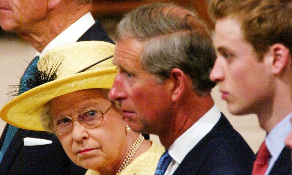 Kraljica Elizabeta II, kralj Charles III i princ William