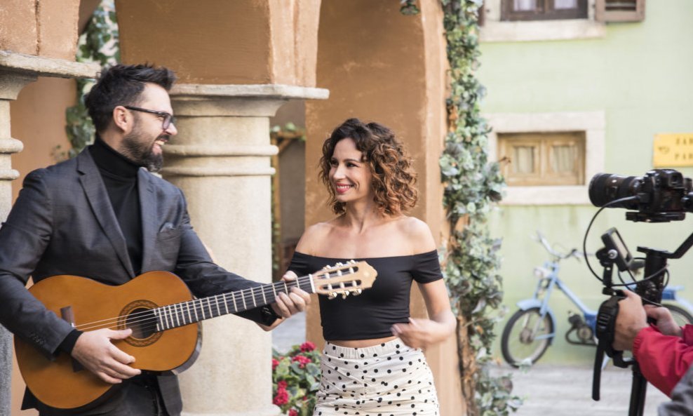 Martina Stjepanović Meter u spotu za pjesmu 'Neće nas zauvik bit' za seriju 'Dar Mar'