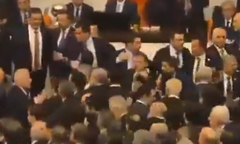 Tučnjava u turskom parlamentu