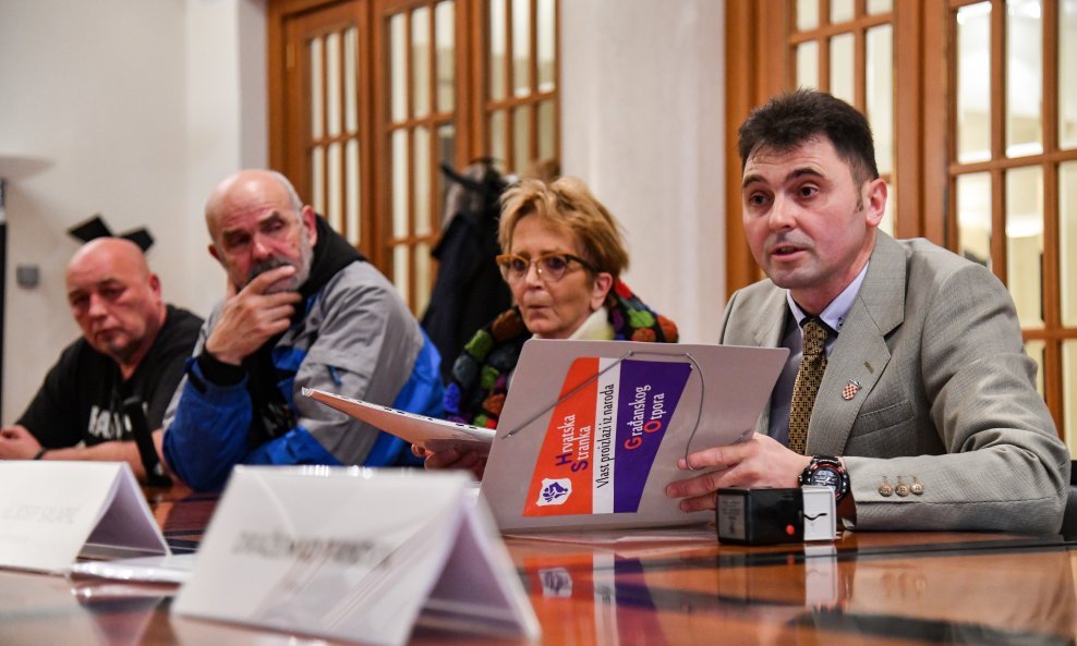 Hrvatska stranka građanskog otpora pri predaji kandidature