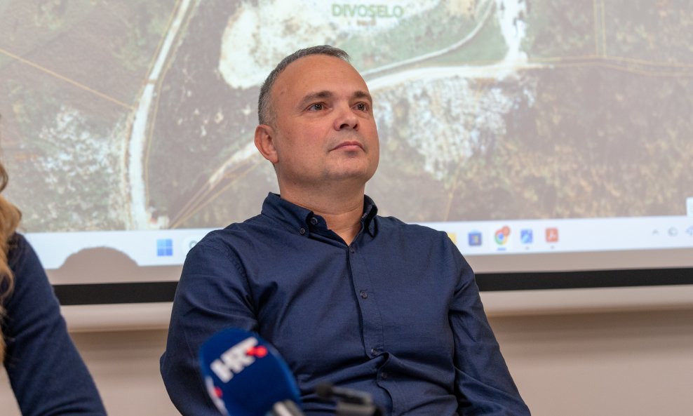 Konferencija za medije u Gospiću 365 dana nakon izbijanja afere s ilegalnim otpadom