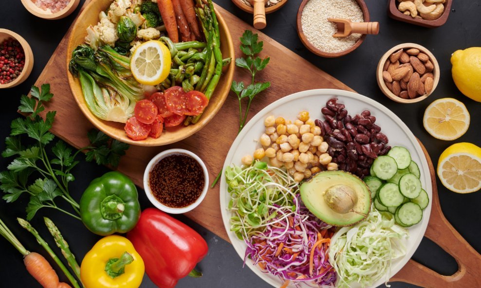 Izbalansirana hrana s puno voća i povrća je ključ zdravlja