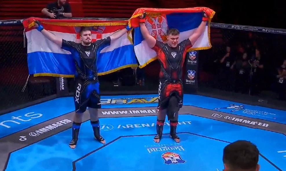 Pejić i Ivković sa zastavama