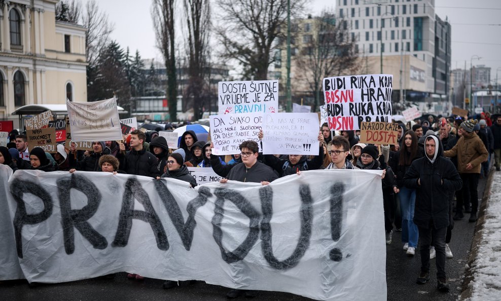 Prosvjed u Sarajevu nakon iskakanja tramvaja iz tračnica