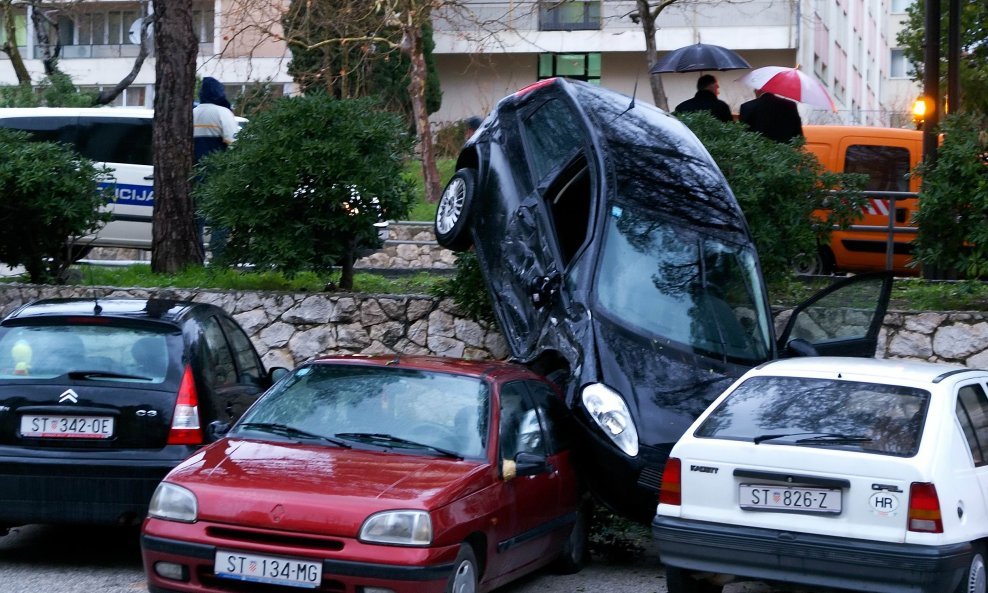 Prometna nesreća autom na krov drugog vozila