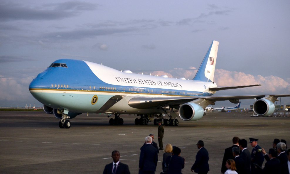 Air Force One u prepoznatljivoj plavoj boji